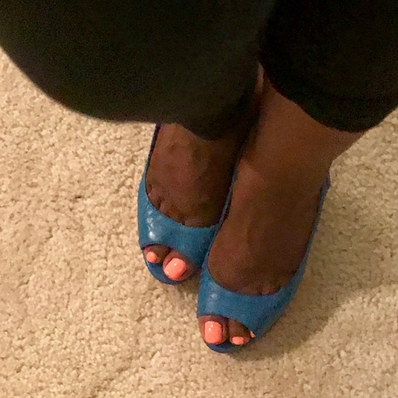 Jessica Simpson Blue Leather Platforms. - Picture 3 of 5
